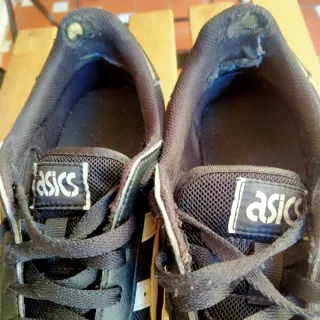 Zapatillas Asics Negras y Blancas