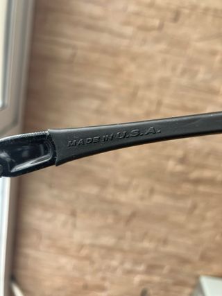 Gafas de sol Oakley negras y plateadas