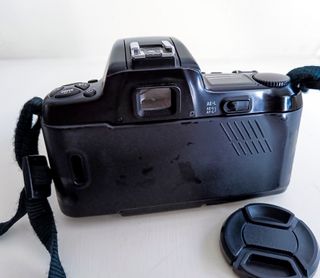 Cámara Nikon F-601 AF con Nikkor 28-70mm