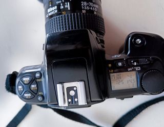 Cámara Nikon F-601 AF con Nikkor 28-70mm