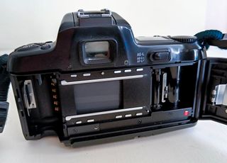 Cámara Nikon F-601 AF con Nikkor 28-70mm