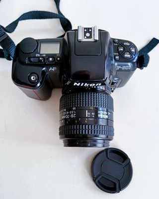 Cámara Nikon F-601 AF con Nikkor 28-70mm
