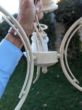 Lámpara de techo beige y blanca