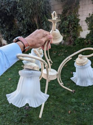 Lámpara de techo beige y blanca