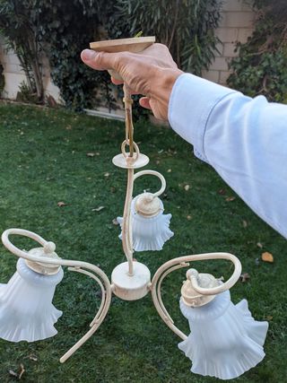 Lámpara de techo beige y blanca