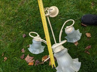 Lámpara de techo beige y blanca