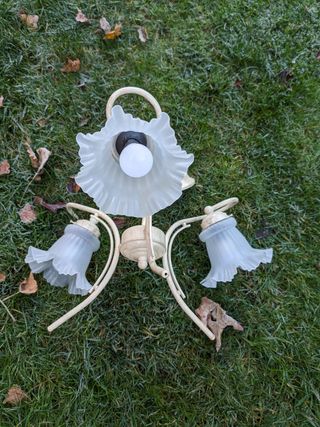 Lámpara de techo beige y blanca