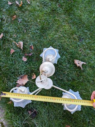 Lámpara de techo beige y blanca