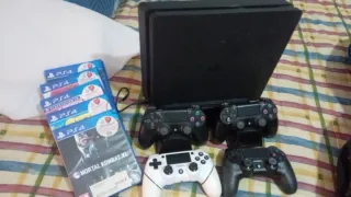 PS4 con 4 mandos y 5 juegos