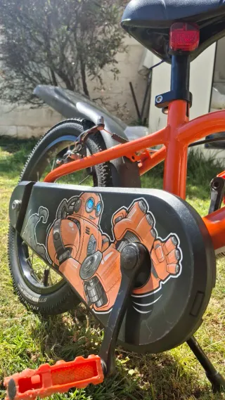 Bicicleta infantil naranja y negra. 16 pulgadas.