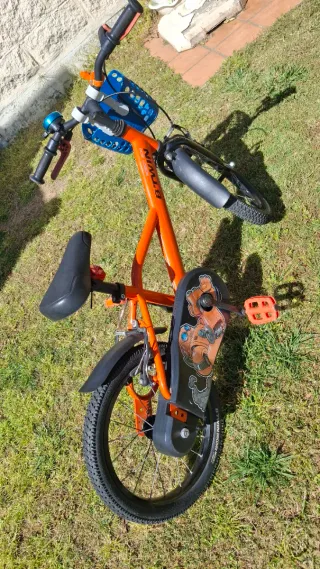 Bicicleta infantil naranja y negra. 16 pulgadas.