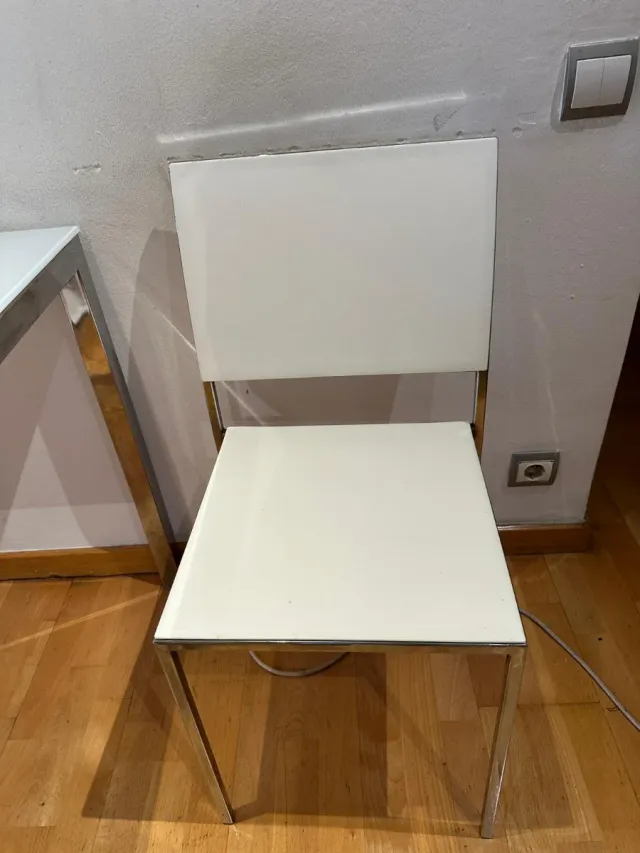 Mesa cristal y 4 sillas inox