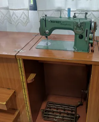 Máquina de coser Refrey Transforma 427