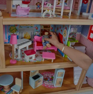 Casa de muñecas KidKraft de madera.