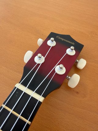 Ukelele rojo nuevo