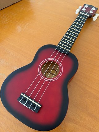Ukelele rojo nuevo