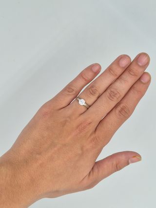 049-01-00045 Anillo Oro Blanco 18K con circonita