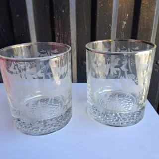 Par vasos de whisky con diseño de ciervos