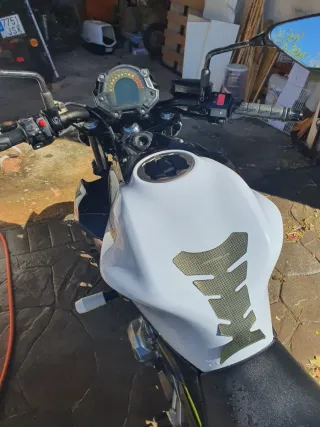 Kawasaki 650Z Naked Blanca y Verde