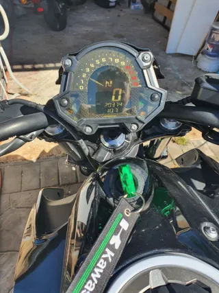 Kawasaki 650Z Naked Blanca y Verde