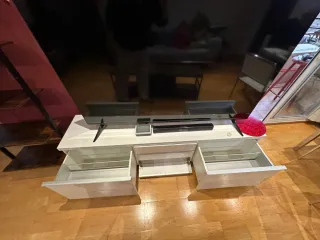 Mueble TV(180x40x44) y vitrinas(60x41x64)