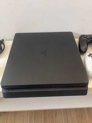 PS4 con cables y 2 mandos. Precio negociable!!!