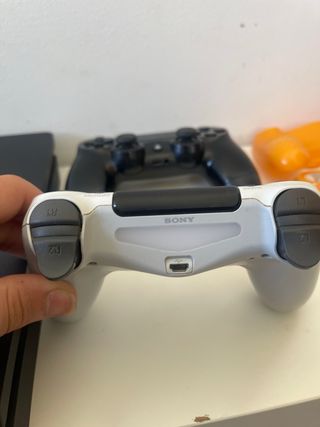 PS4 con cables y 2 mandos. Precio negociable!!!