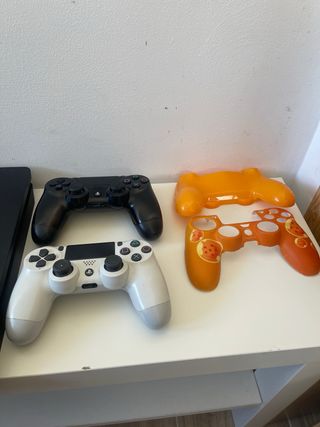 PS4 con cables y 2 mandos. Precio negociable!!!