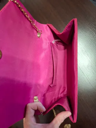 Bolso de fiesta fucsia con cadena dorada