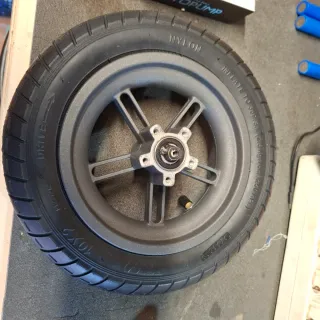 Llanta 10x2 con neumático patinete eléctrico