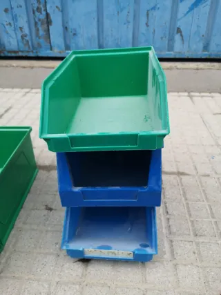 Gavetas de plástico verdes apilables