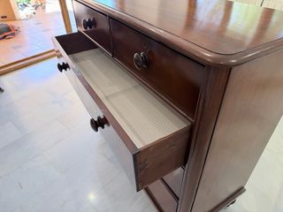 Cómoda inglesa S.XIX de caoba excelente conservada