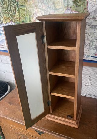 Mueble madera con cristalera