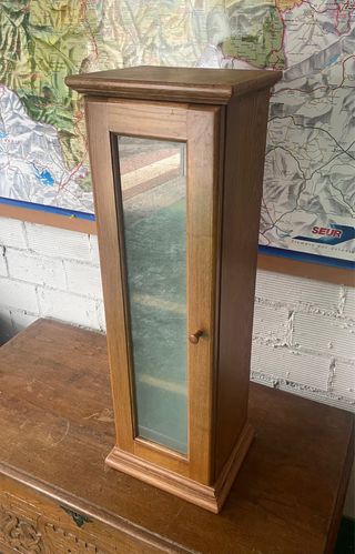 Mueble madera con cristalera