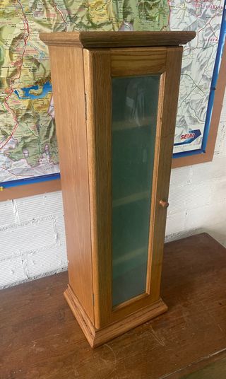 Mueble madera con cristalera