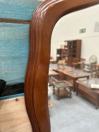 Espejo de madera con marco curvo