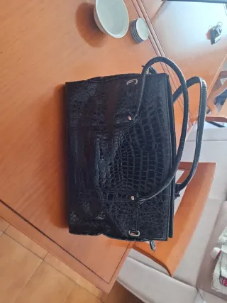 Bolso negro efecto piel cocodrilo