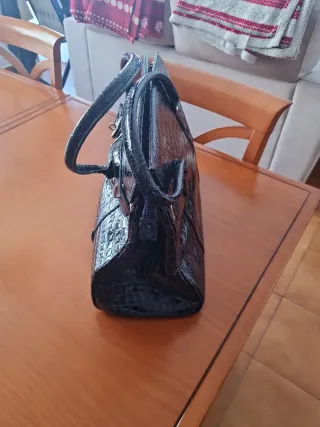 Bolso negro efecto piel cocodrilo