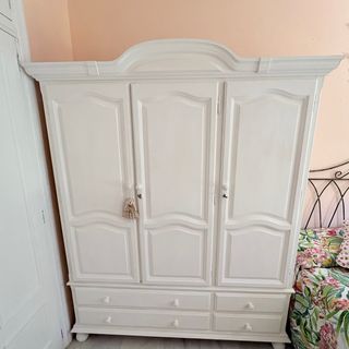 Armario de madera maciza pintado de blanco
