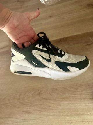 Nike Airmax Bolt Talla 36 Negras y Blancas