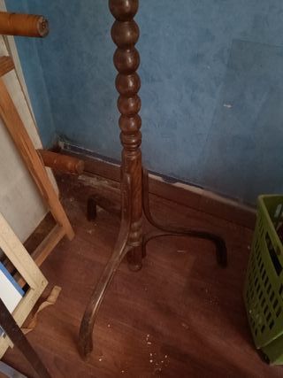 Perchero de madera tallada