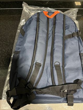 Mochila azul y naranja