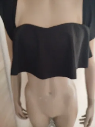 Top corto negro con volantes Talla S