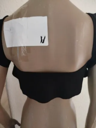 Top corto negro con volantes Talla S