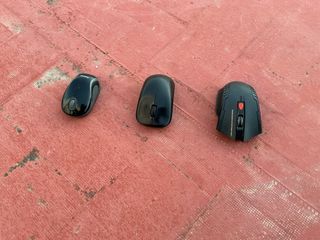 Ratones inalámbricos negros y rojos