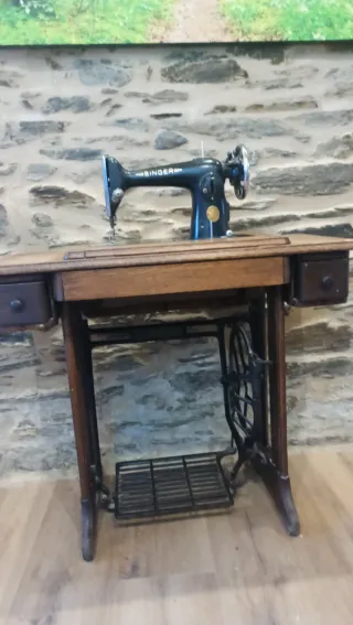 Máquina de coser Singer con mueble