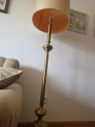 Lámpara de pie dorada para salón