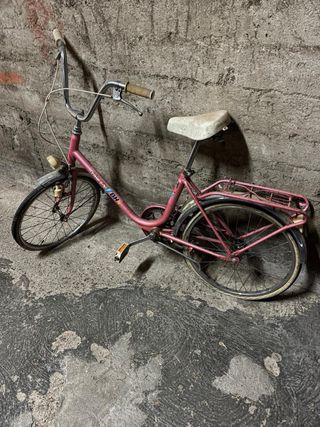 Bicicleta roja infantil