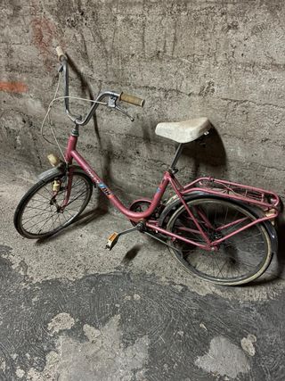 Bicicleta roja infantil