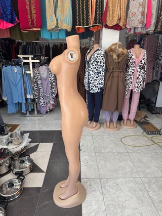 Maniquí femenino con base